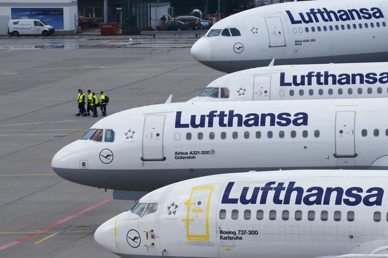 Stifel Downgrades Lufthansa Shares to ‘Sell’ – Price Target Cut by Investing.com