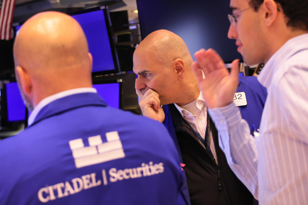 Stocks fall on shutdown Adding to tech sector woes: Markets folding