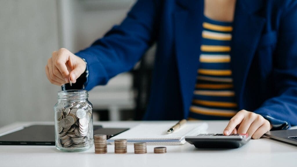 Suze Orman tells Oprah instead of Starbucks every day, a 25-year-old who puts $100 a month into a Roth IRA would have $1 million by retirement